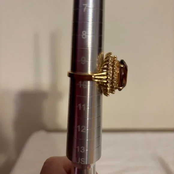 Beautiful Brown Color Ring with Crystals in Gold Tone Setting - size 9.5 - Picture 10 of 16